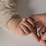 赤ちゃん（女の子）の手